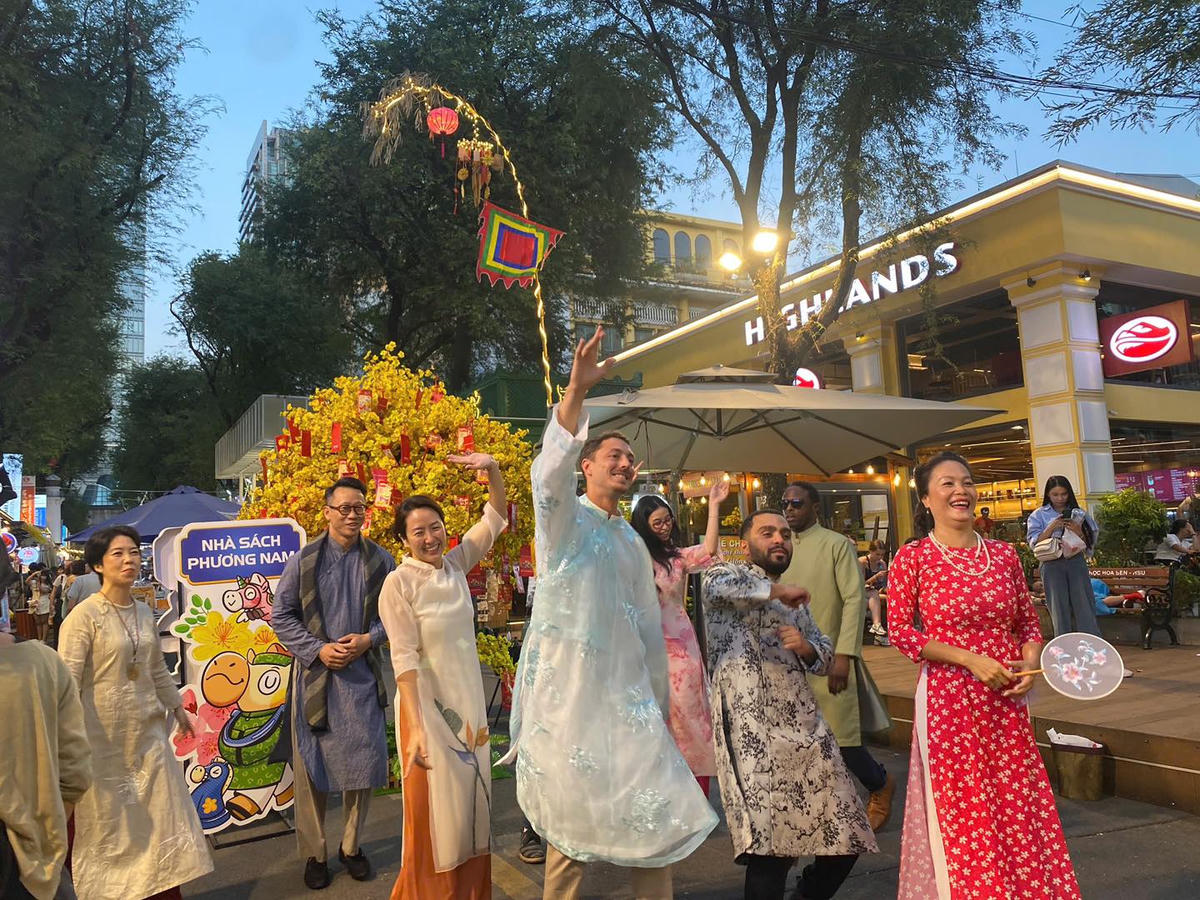 Người dân và du khách thập phương tham quan, du Xuân tại đường sách TP Hồ Chí Minh Tết Bính Ngọ 2026. Ảnh: TL.