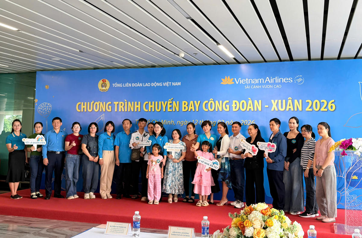 Nhiều người lao động, đoàn viên được tổ chức về quê đón Tết bằng phương tiện máy bay. Ảnh: H.T