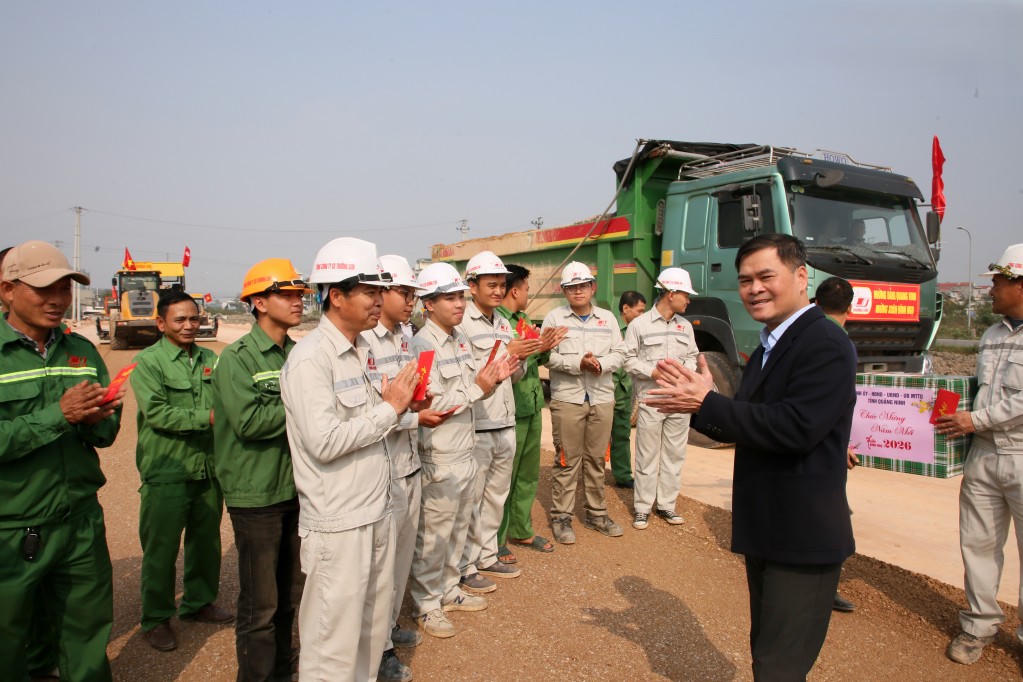 Chủ tịch UBND tỉnh Quảng Ninh Bùi Văn Khắng lì xì năm mới, động viên, khích lệ tinh thần của cán bộ, công nhân làm việc "xuyên Tết" tại dự án đường ven sông đoạn từ đường tỉnh 338 đến cổng tỉnh. Ảnh: QMG