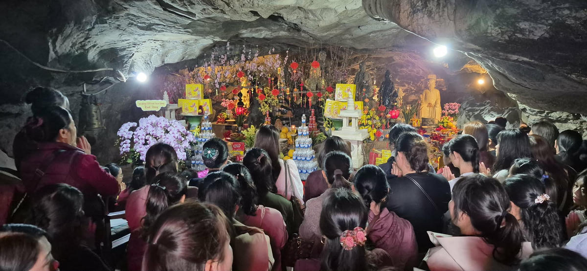Đông đảo người dân, du khách lễ Phật trong hang động kỳ bí, huyền ảo.&nbsp;Ảnh: Xuân Trường.