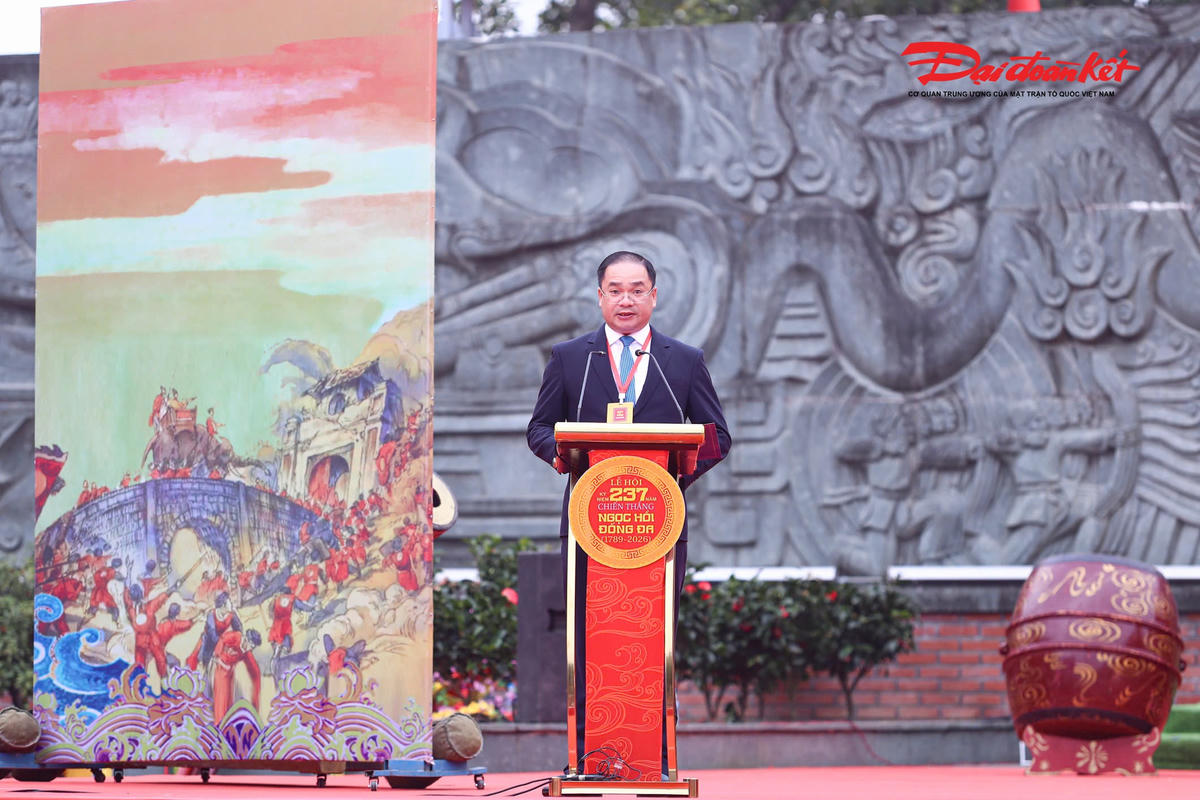 Bí thư Đảng uỷ, Chủ tịch HĐND phường Đống Đa Nguyễn Ngọc Việt đọc diễn văn tại lễ kỷ niệm.