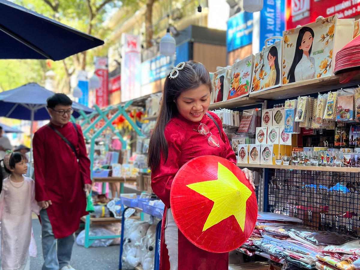 Đường sách TP Hồ Chí Minh thu hút gần 1 triệu lượt khách dịp Tết Bính Ngọ