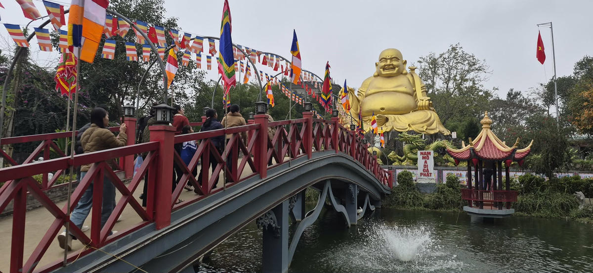 Tượng Phật Di Lặc hiền hòa, nụ cười bao dung, nhân ái. Ảnh: Xuân Trường.