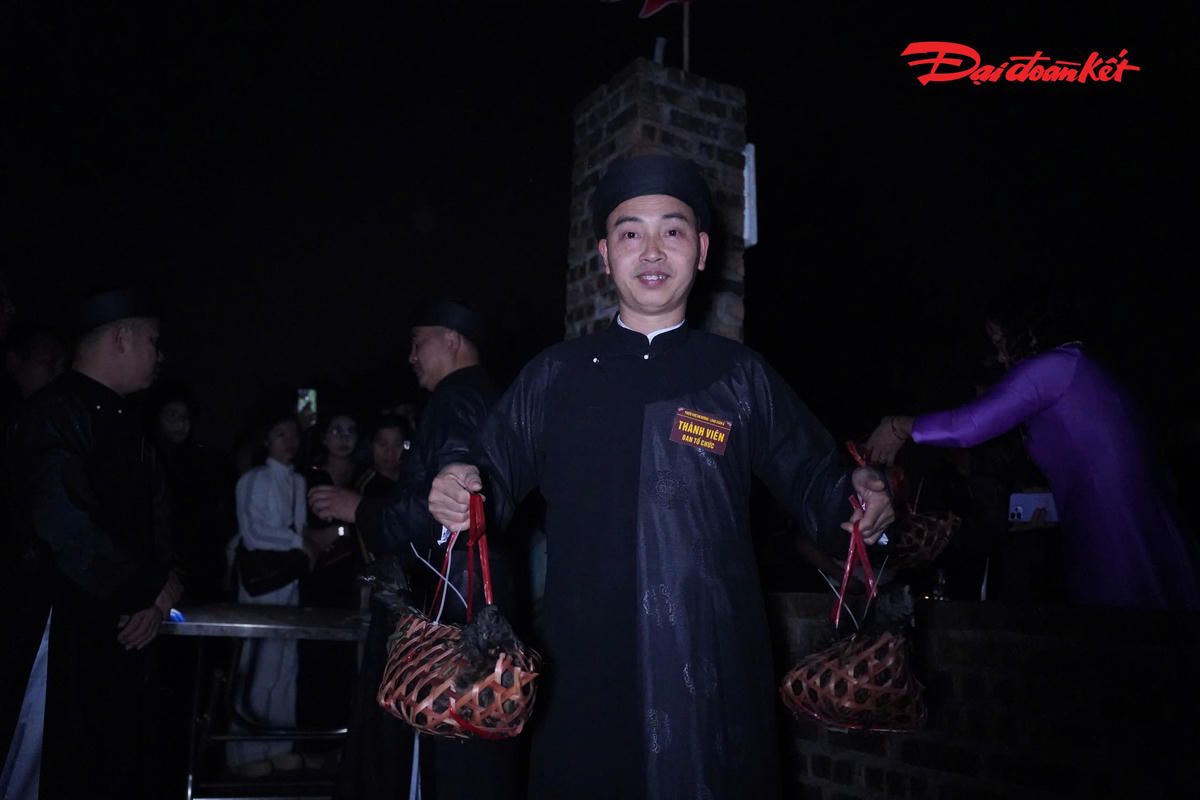 Sau khi nhận phiếu, dòng người tiếp tục kiên nhẫn xếp hàng trước khu vực phát gà, ai nấy đều giữ trật tự, chờ đến lượt mình. Theo ban tổ chức, toàn bộ số gà đen phải được bán hết trước khi trời tảng sáng. Người dân tin rằng khi màn đêm khép lại, những điều không may cũng theo đó tan biến, mở ra một năm mới sáng sủa, hanh thông và nhiều phúc lộc.