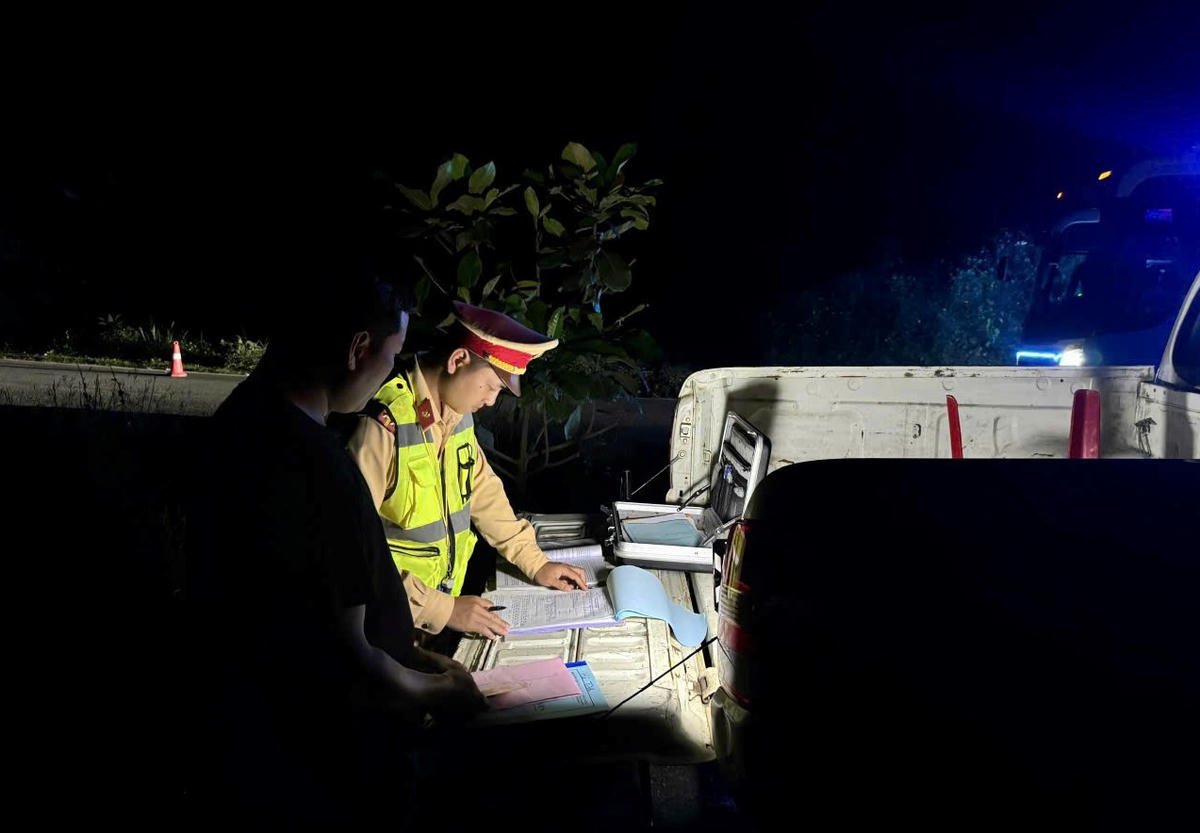 Lực lượng CSGT, Công an TP Đà Nẵng xử phạt tài xế xe khách chở người quá định. Ảnh: CV.