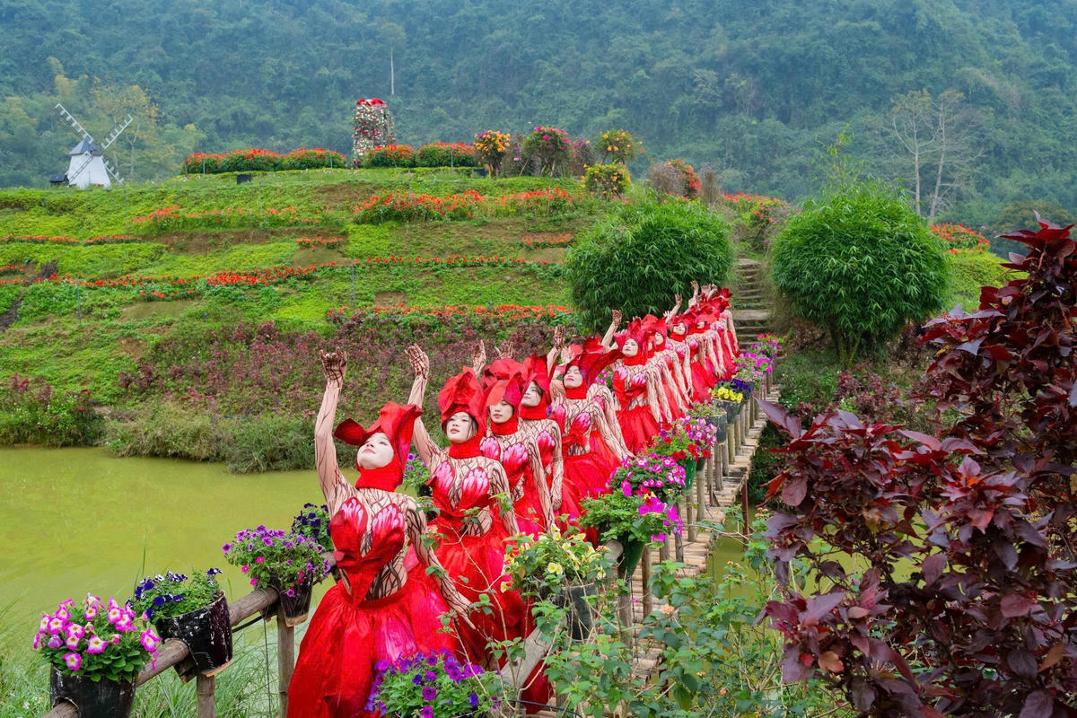 Mini show 'Khúc hát thiên nhiên' chào đón du khách đến với Thung Nham. Ảnh: Đình Minh