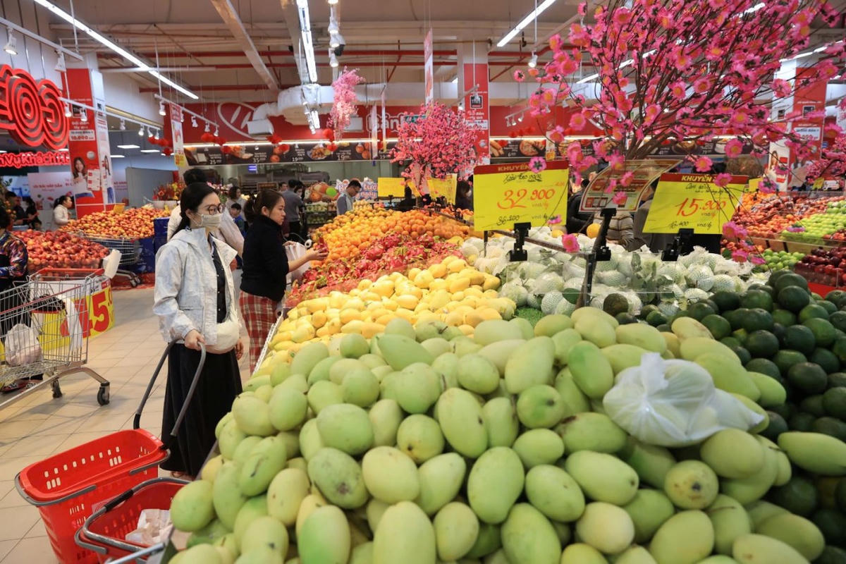 Ngày mùng 5 Tết hệ thống siêu thị, trung tâm thương mại và chợ dân sinh đồng loạt mở cửa, nguồn hàng dồi dào, giao dịch sôi động . Ảnh: Đức Thanh.