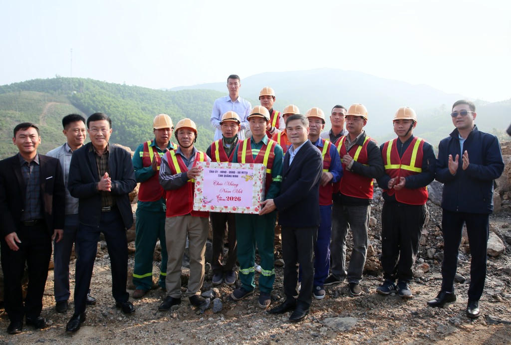  Chủ tịch UBND tỉnh Quảng Ninh Bùi Văn Khắng tặng quà cán bộ, công nhân đang thi công dự án cải tạo, nâng cấp quốc lộ 279. Ảnh: QMG.
