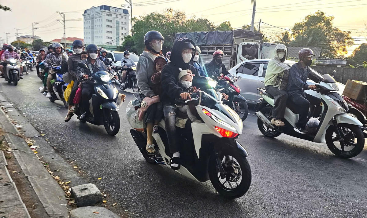 Dòng người xe hối hả trở về TP Hồ Chí Minh sau kỳ nghỉ tết Nguyên đán 2026. Ảnh: H.D