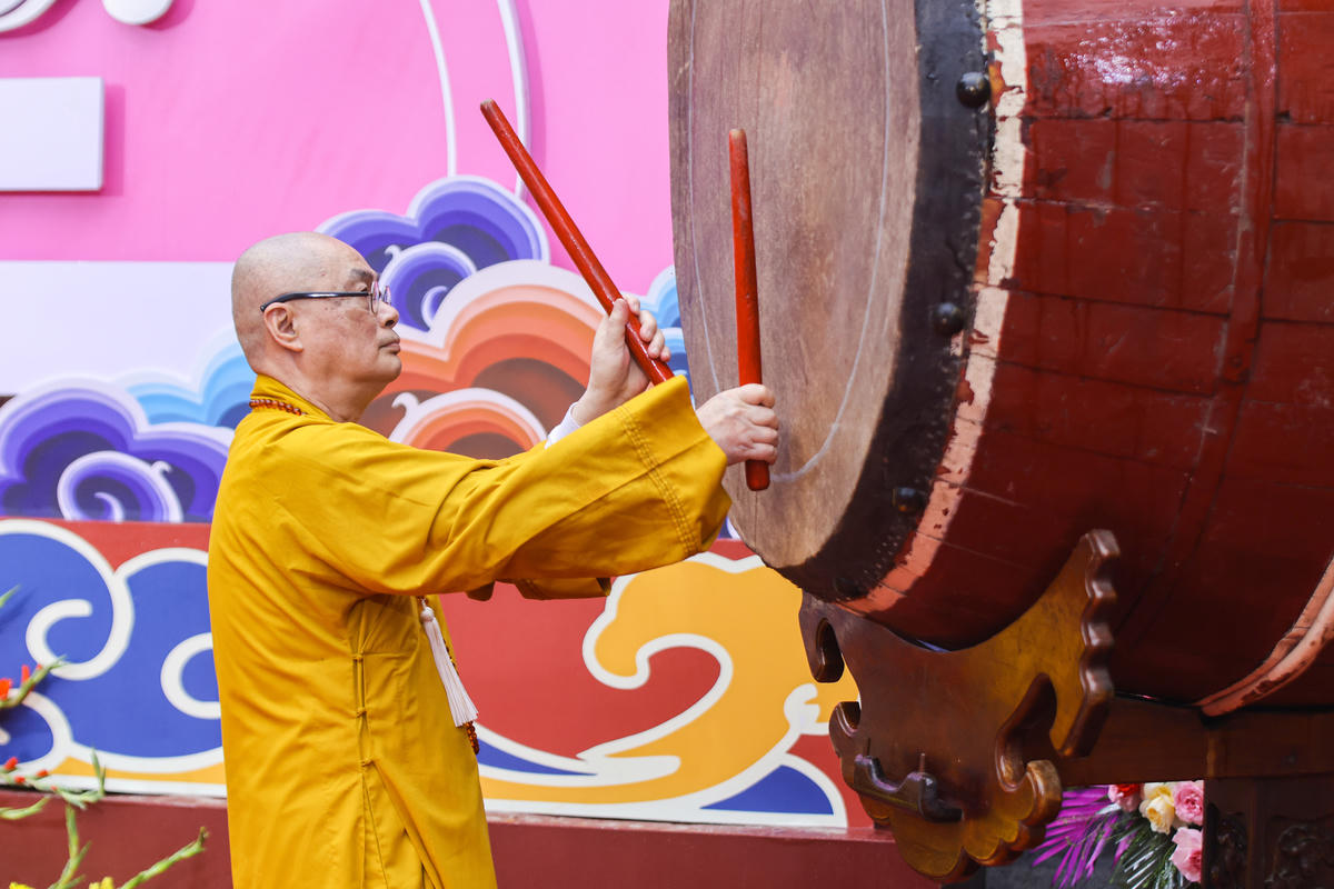 Thượng tọa Thích Minh Hiền đánh trống khai hội. . Ảnh: Quang Vinh