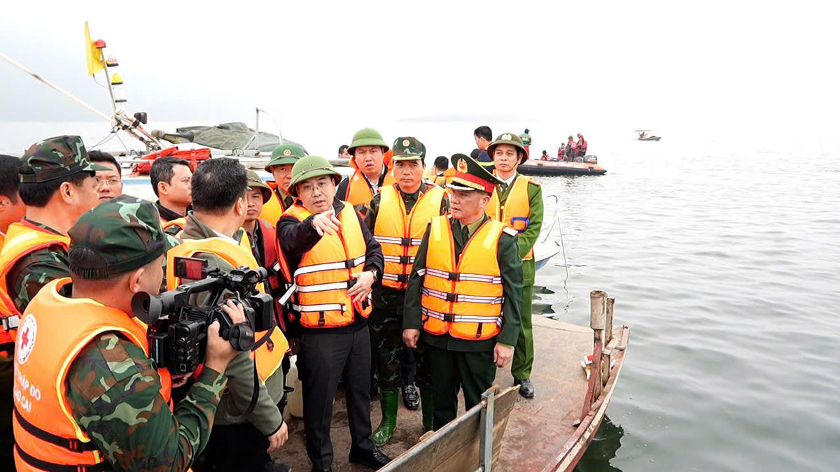 Chủ tịch tỉnh Lào Cai chỉ đạo các lực lượng chức năng&nbsp;cần ưu tiên hàng đầu công tác tìm kiếm người mất tích. Ảnh: Hương Giang.