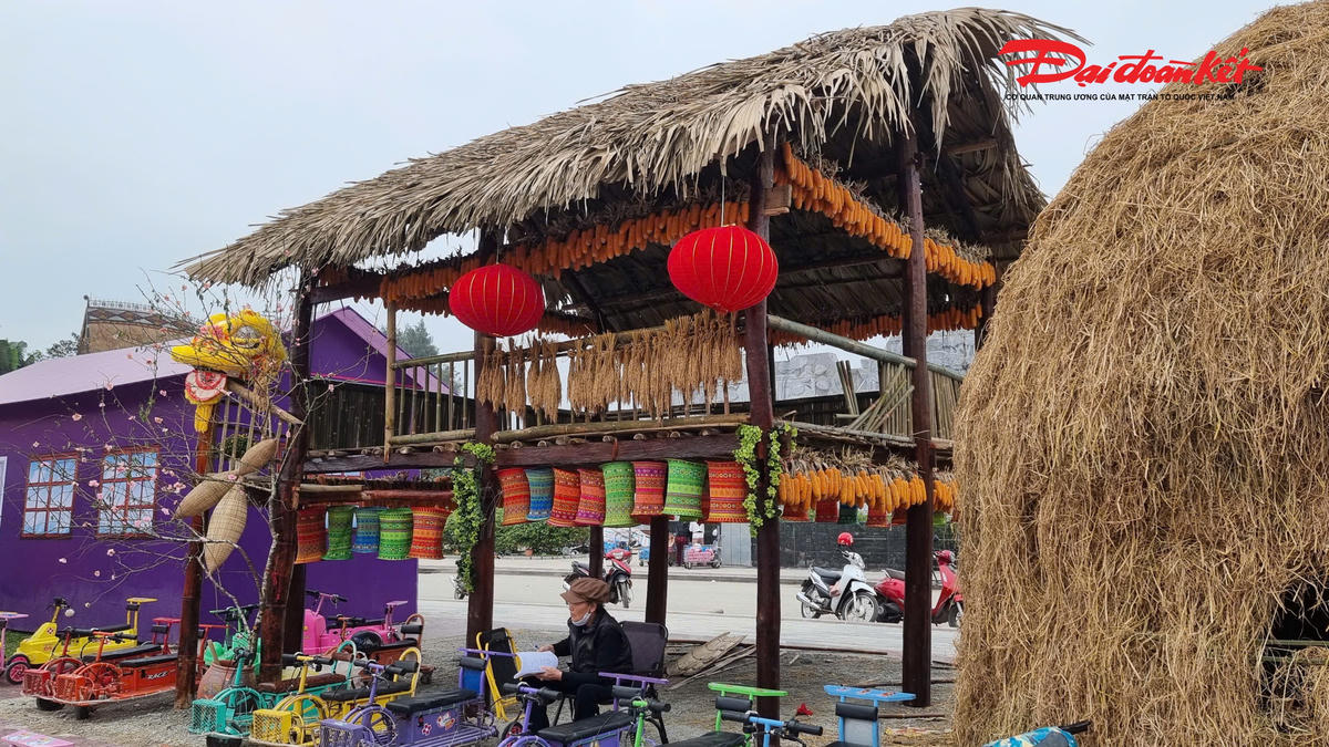 Bên cạnh đó căn nhà sàn, đặc trưng của người đồng bào dân tộc miền núi Thái Nguyên và các tỉnh&nbsp; phía Bắc. Ảnh: Anh Toán.