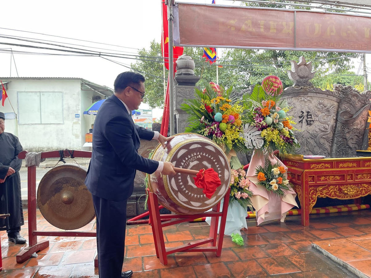 Ông Lê Văn Tháp, Chủ tịch UBND phường Liên Hòa đánh trống khai hội đình làng Lưu Khê.