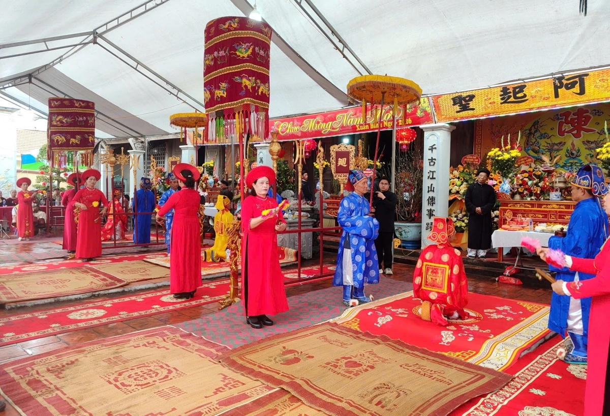 Các bậc cao niên thực hiện các nghi lễ tại đình Lưu Khê.