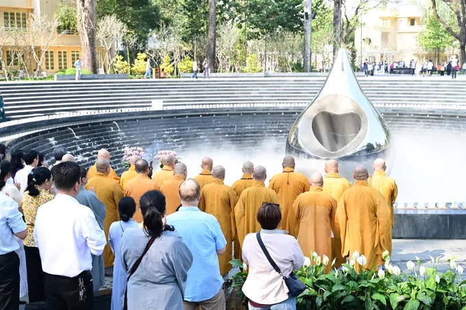 Ban Thường trực Ủy ban Mặt trận Tổ quốc Việt Nam TP Hồ Chí Minh phối hợp với Ban Trị sự Giáo hội Phật giáo Việt Nam thành phố tổ chức Lễ cầu siêu cho các nạn nhân trong đại dịch Covid-19. Ảnh: VM.