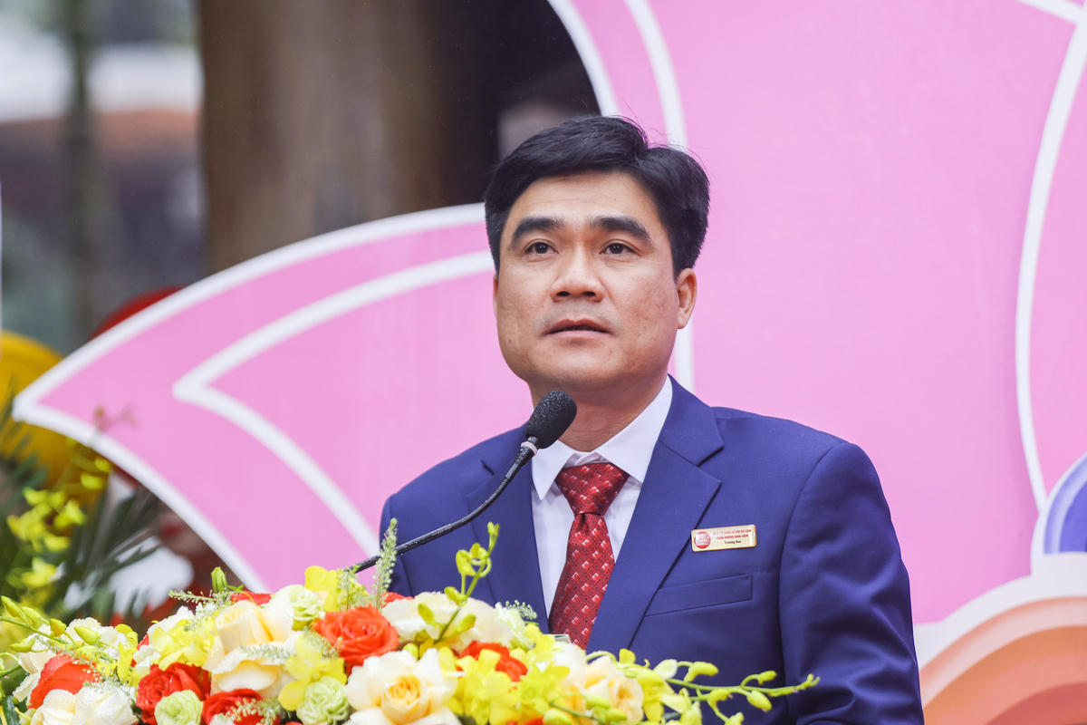 Chủ tịch UBND xã Hương Sơn Lê Văn Trang phát biểu tại lễ khai hội. Ảnh: Quang Vinh