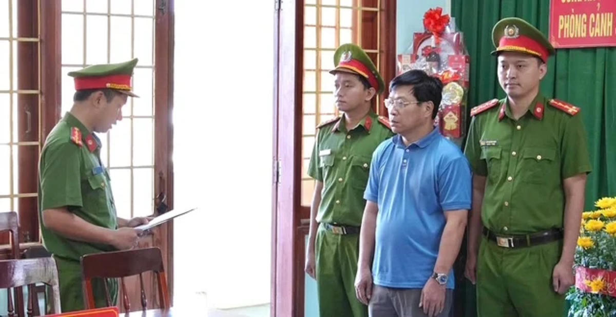 Lực lượng Công an tỉnh Quảng Ngãi đọc quyết định khởi tố đối tượng Phạm Văn Lộc về tội “Trộm cắp tài sản". Ảnh: CA Quảng Ngãi.