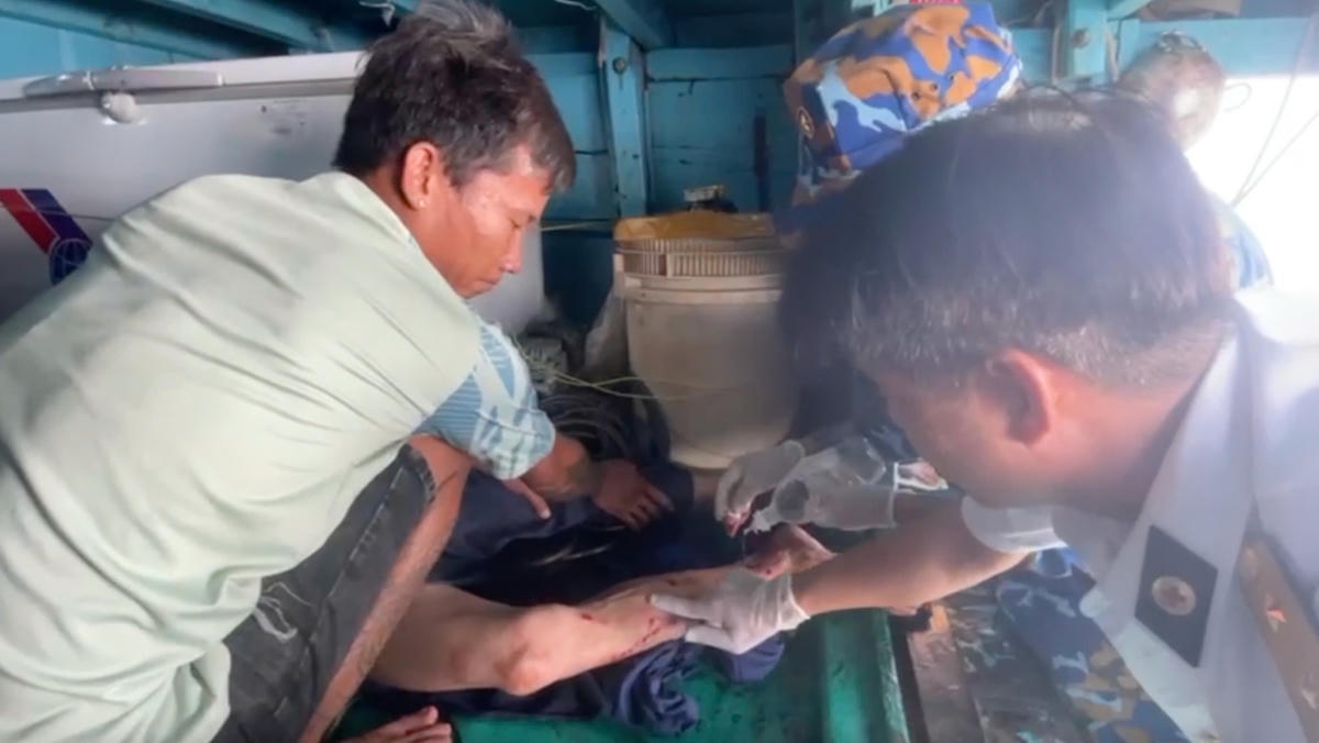 Quân y ở nhà giàn DK1/10 cấp cứu ngư dân bị tai nạn trên biển. Ảnh: Trần Lực.