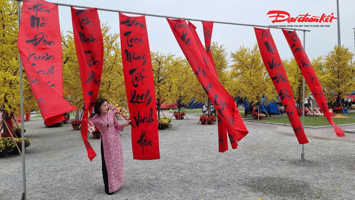 Ngày Tết, chị em phụ nữ ghé thăm không gian xuân Quảng trường Võ Nguyên Giáp diện cho mình trang phục đẹp nhất, là những bộ váy rực rỡ hay quần áo dào truyền thống của dân tộc. Ảnh: Anh Toán.