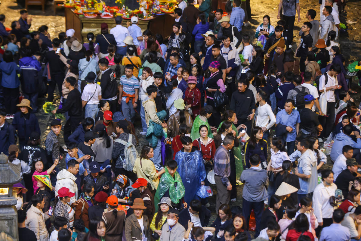 Hàng vạn du khách nô nức về khai hội chùa Hương