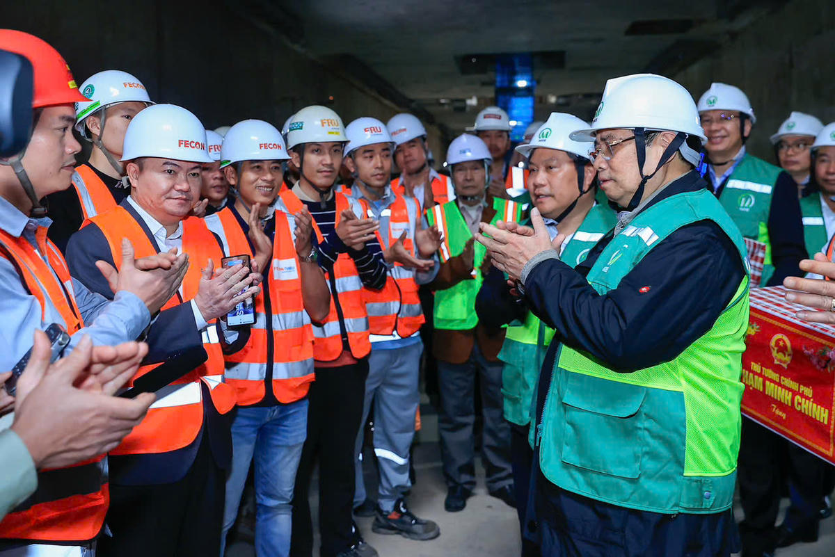 Thủ tướng Chính phủ Phạm Minh Chính,&nbsp;thăm hỏi, chúc Tết và tặng quà động viên đội ngũ cán bộ, kỹ sư, chuyên gia và công nhân đang làm việc xuyên Tết trên công trường&nbsp;metro Nhổn - ga Hà Nội.