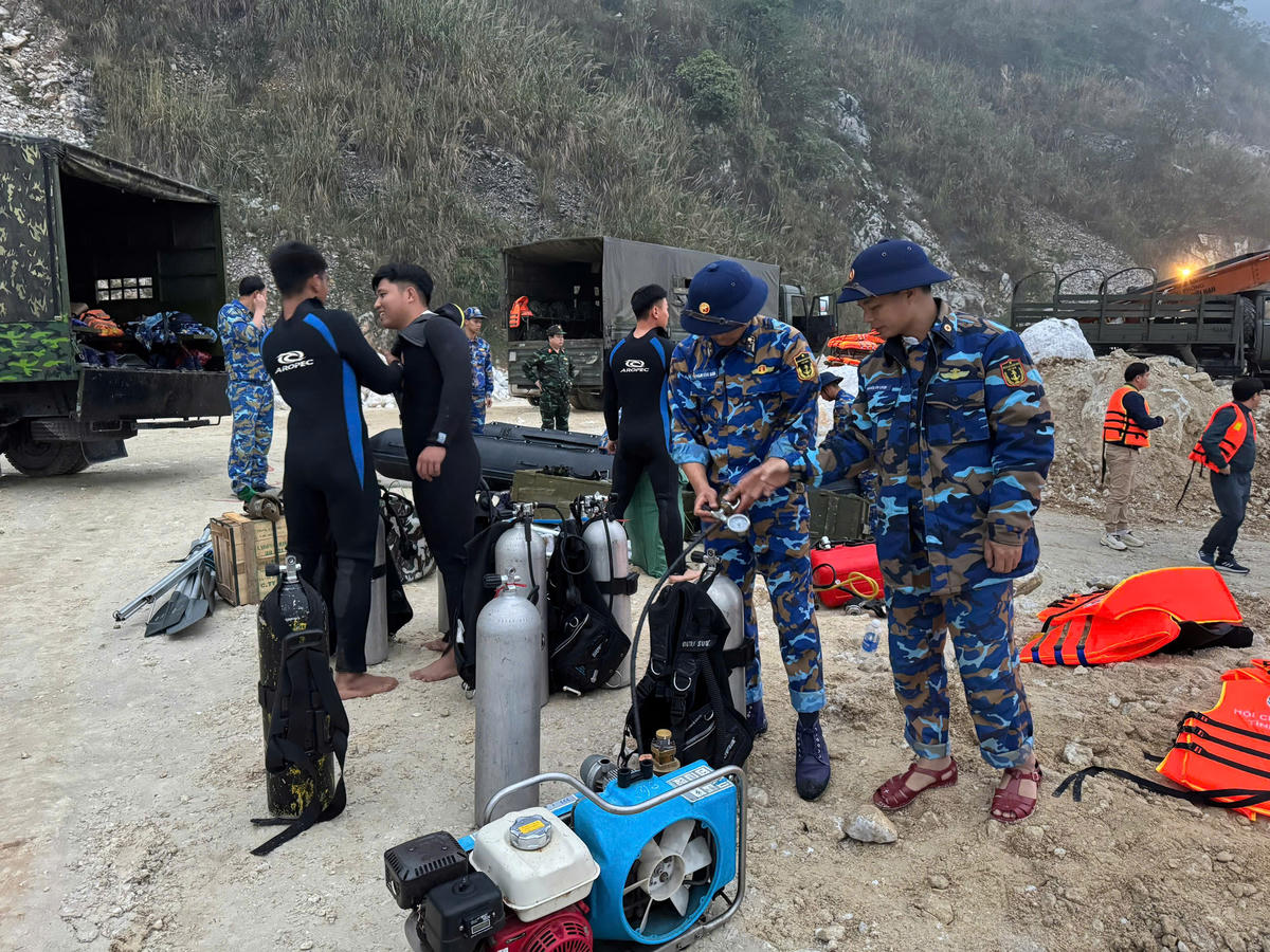 Công tác chuẩn bị nhân lực, phương tiện thực hiện cứu hộ, cứu nạn được thực hiện khẩn trương. Ảnh: N.H.