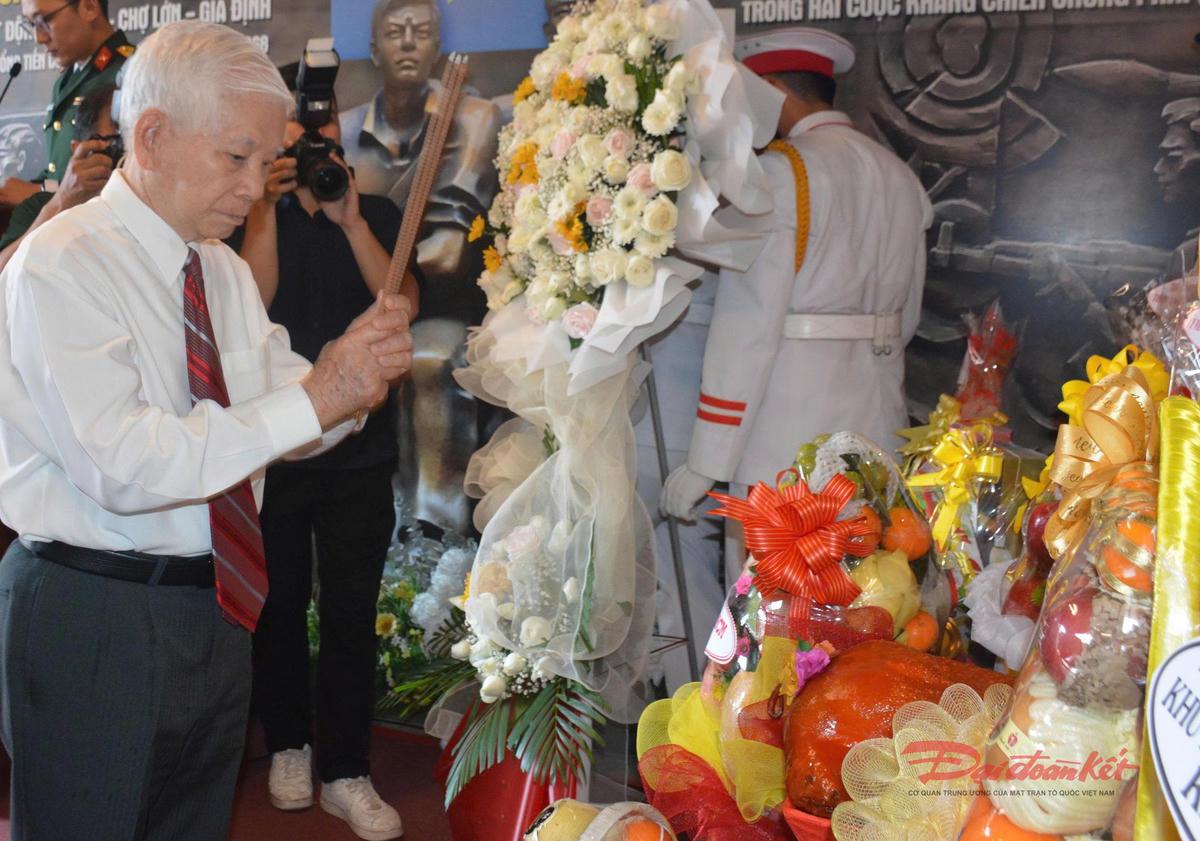 Nguyên Chủ tịch nước Nguyễn Minh Triết cùng các đại biểu tham dự buổi lễ. Ảnh: TL.