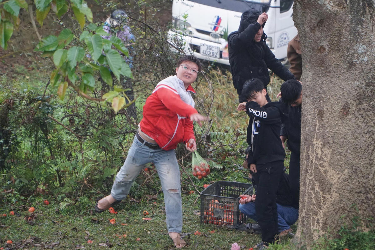 Những cú ném không mang theo sự giận dữ mà là tiếng cười sảng khoái, những cái bắt tay, lời chúc tốt lành sau mỗi lượt 'choảng'. Ảnh: Đình Minh