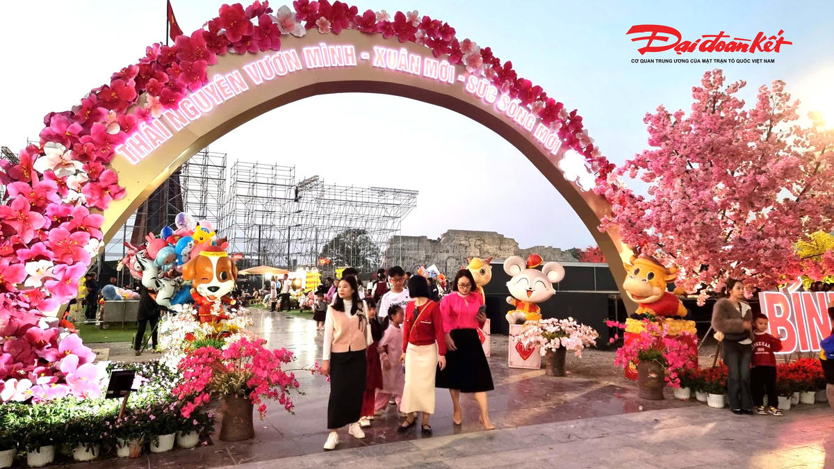 Không gian vui xuân được dựng lên với chủ đề "Thái Nguyên vươn mình - Xuân mới - Sức sống mơi". Ảnh: Anh Toán.