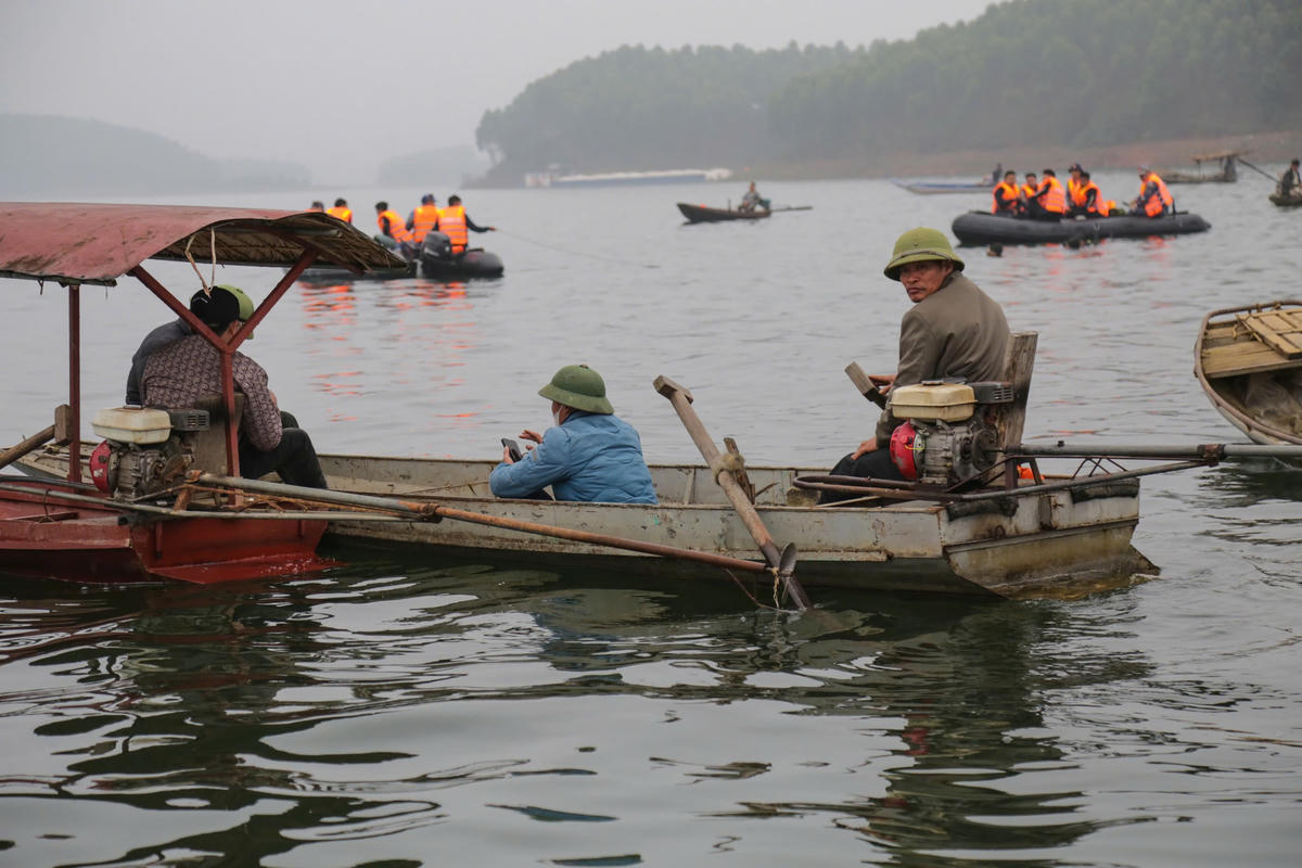 Lực lượng chức năng thực hiện công tác tìm kiếm nạn nhân tại hồ Thác Bà chiều 22/2. Ảnh: N.H.