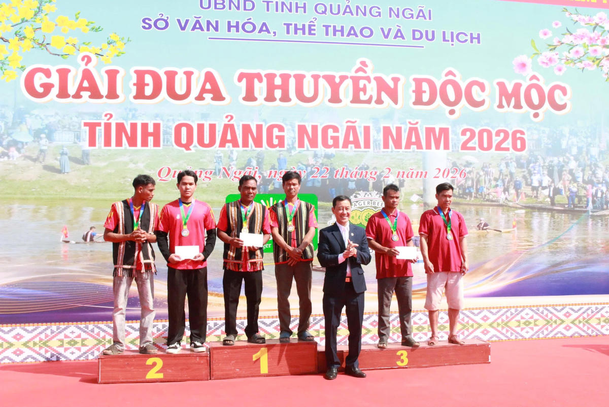 Ban tổ chức trao giải cho các vận động viên đua thuyền đạt giải. Ảnh: CV.