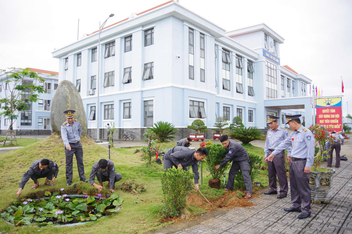 Tết trồng cây tại Chi đội Kiểm ngư số 3. Ảnh: CV