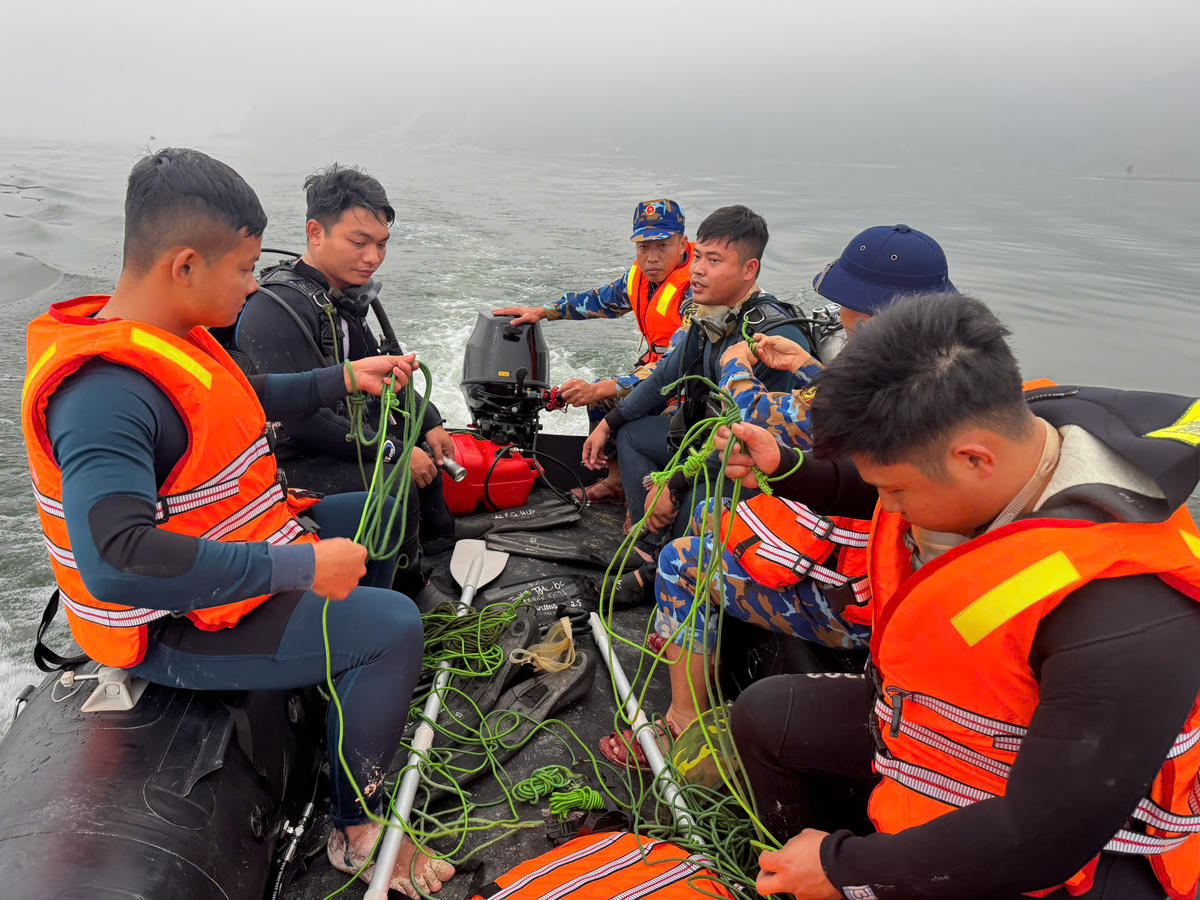 Lực lượng chức năng nỗ lực tìm kiếm các nạn nhân bị mất tích. Ảnh: N.H.