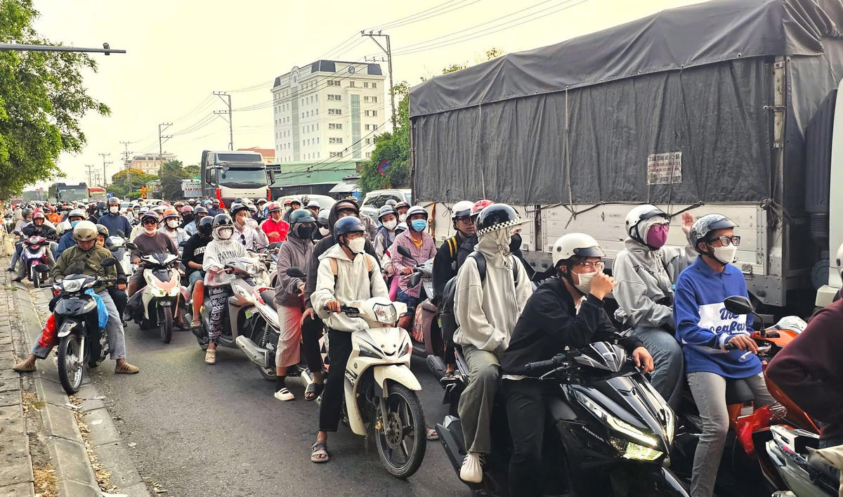 Dòng người, xe trên quốc lộ 1A hướng từ Tây Ninh lên TP Hồ Chí Minh. Ảnh: H.D.
