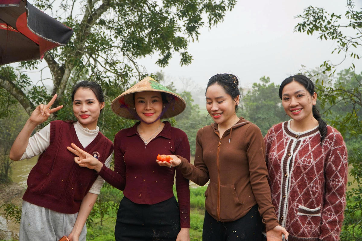 Các cô gái thường là 'đích đến' của những quả cà chua tại chợ Chuộng năm nay. Ảnh: Đình Minh