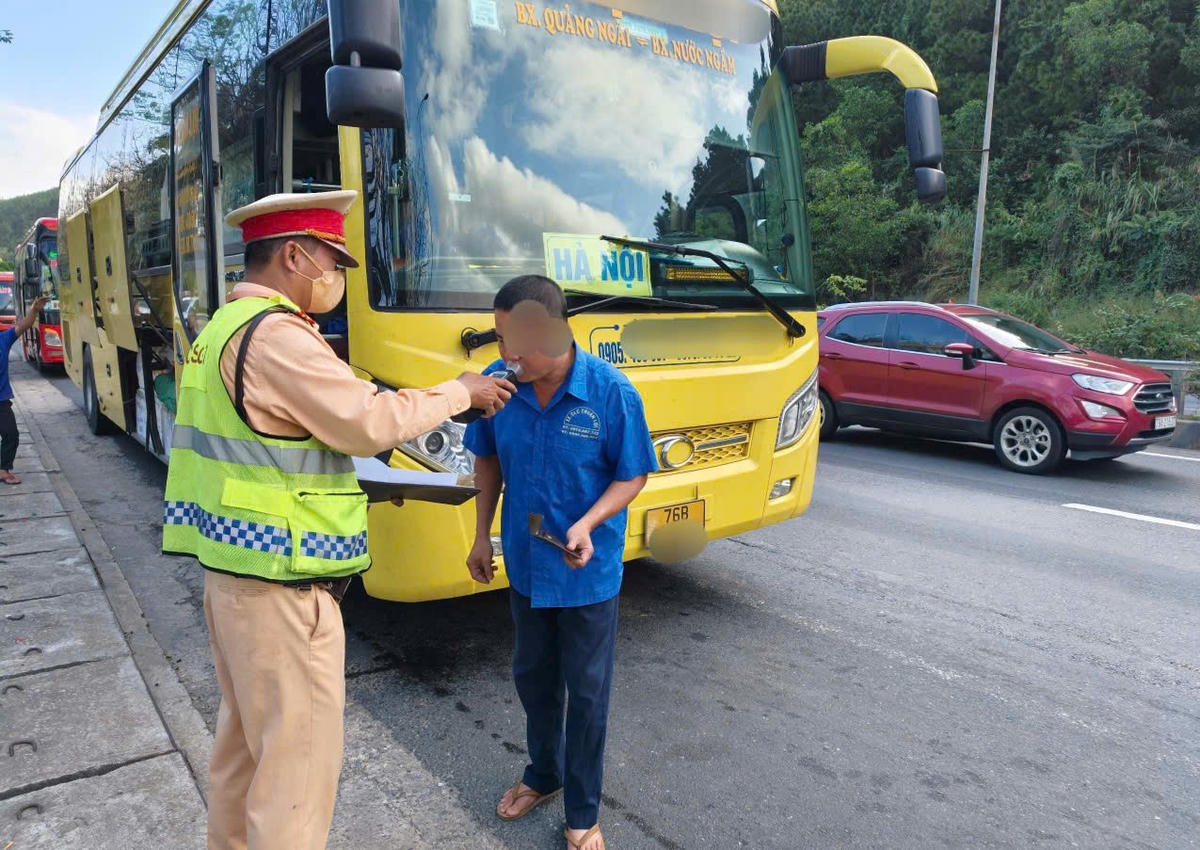 Lực lượng CSGT, Công an TP Đà Nẵng kiểm tra nồng độ cồn tài xế điều kiện phuơng tiện. Ảnh: CV.