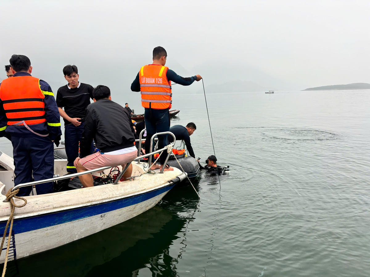 Lực lượng chức năng nỗ lực tìm kiếm các nạn nhân bị mất tích. Ảnh: N.H