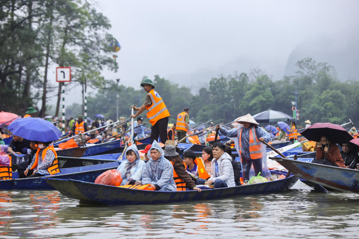 Từ sáng sớm các thuyền đò đã tấp nập chở du khách trẩy hội Chùa Hương. Ảnh: Quang Vinh