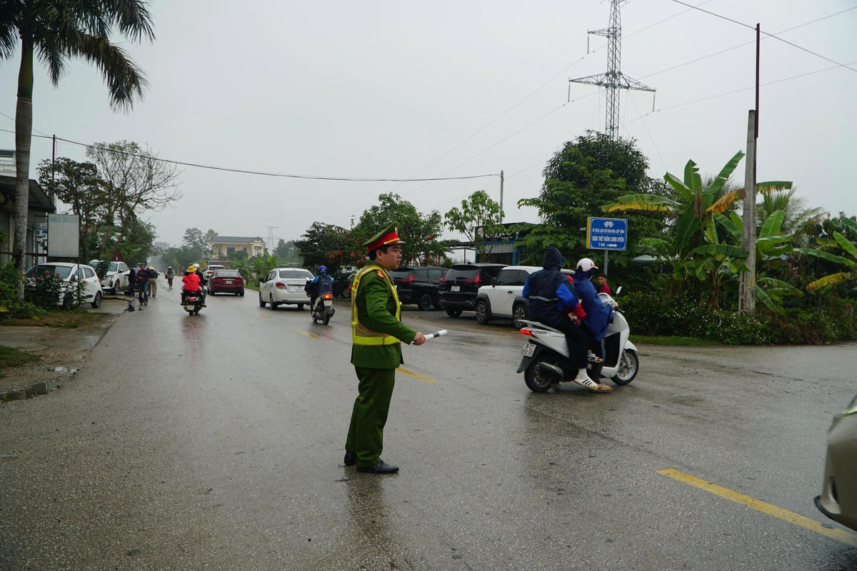 Những năm gần đây, chính quyền địa phương tăng cường lực lượng đảm bảo an ninh, nhắc nhở người dân không ném vật cứng, không xô đẩy, tránh trượt ngã khi mặt đất ướt.