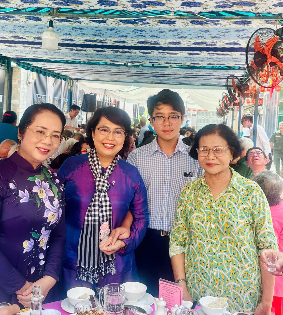 Uỷ viên Đoàn Chủ tịch, nguyên Phó Chủ tịch Uỷ ban Trung ương Mặt trận Tổ quốc Việt Nam Tô Thị Bích Châu (thứ 2 từ trái qua) chia sẻ cùng bà Nguyễn Thị Bích Nga - Chủ nhiệm Câu lạc bộ Truyền thống Kháng chiến Khối Vũ trang Biệt động Sài Gòn (bìa phải) và các đại biểu tại buổi Lễ.