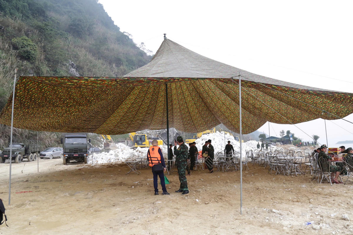 Lực lượng cứu hộ ứng trực trên bờ. Ảnh: N.H.