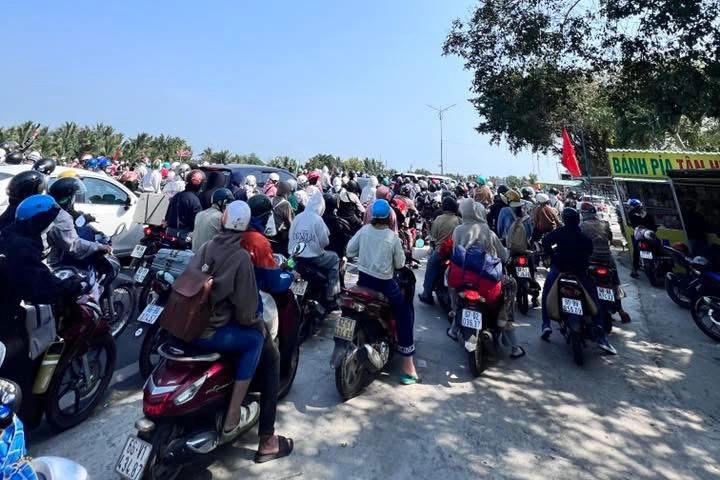 Dòng người ùn tắc tại tuyến quốc lộ N2 hướng lên TP Hồ Chí Minh. Ảnh: A.T.