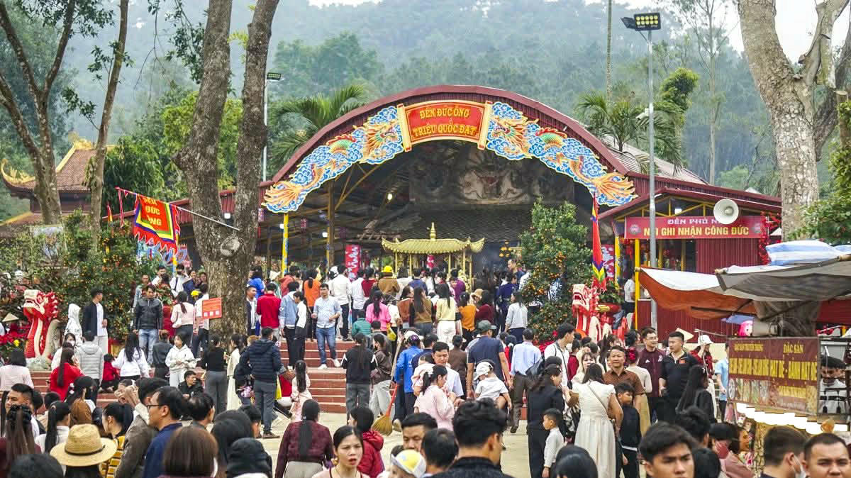 Di tích phủ Na là đón trên 50.000 lượt khách trong dịp Tết 2026. Ảnh: Hoàng Đông.