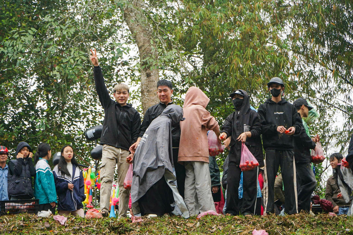 Theo người dân địa phương, trong lễ hội, người bị ném cà chua càng nhiều thì càng gặp may mắn trong năm mới. Vì thế, không ít người chủ động đứng giữa vòng tròn, dang tay đón 'lộc' đầu xuân. Ảnh: Đình Minh