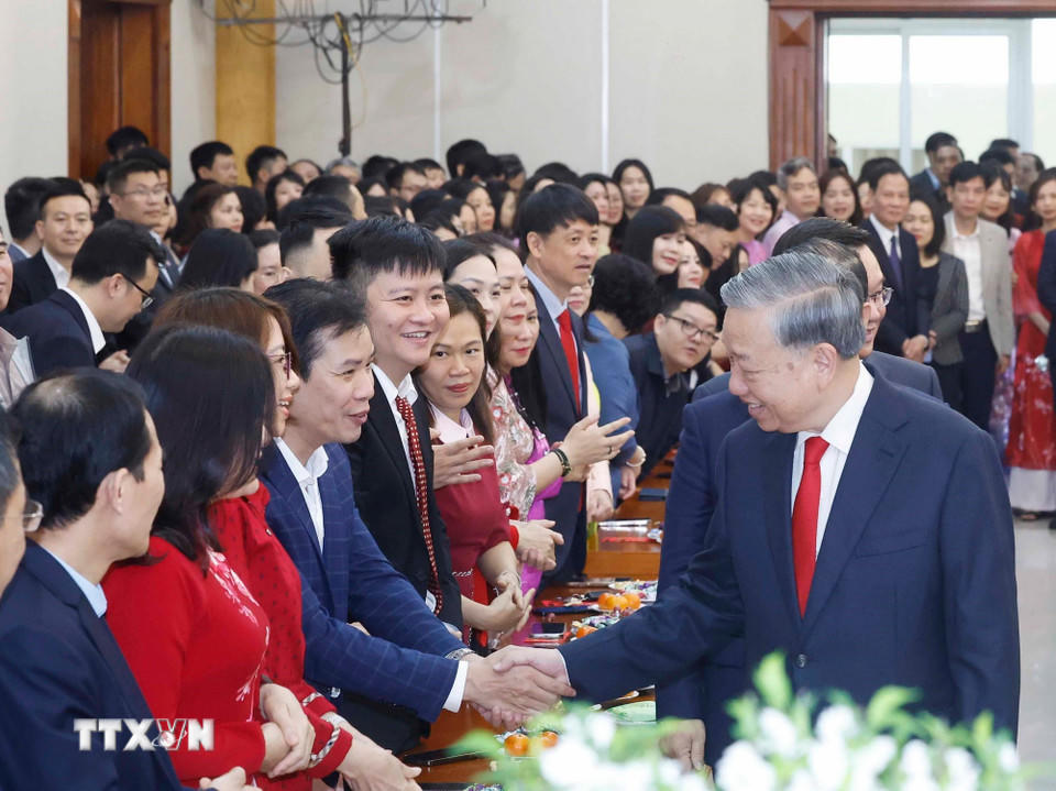 Tổng Bí thư Tô Lâm với cán bộ, công chức, viên chức, người lao động Văn phòng Trung ương Đảng. (Ảnh: Thống Nhất/TTXVN).