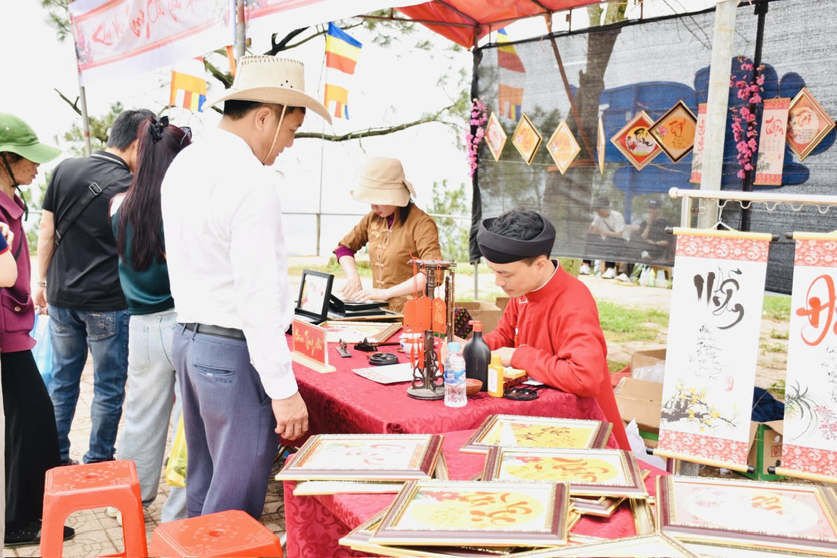 Ông đồ viết chữ ở chùa Hương Tích. Ảnh: Thanh Thuỷ.