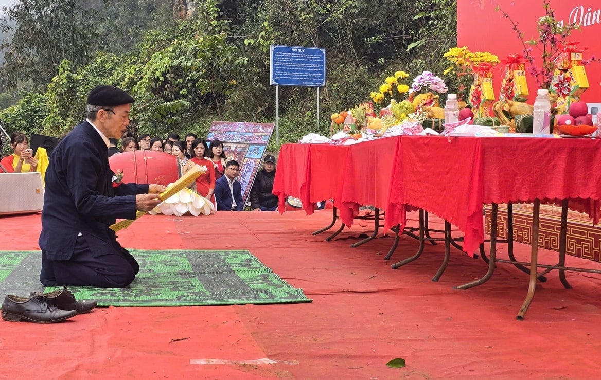 Thầy Then làm lễ tại Lễ hội Lồng Tồng năm 2026 tại xã Tân Văn, Lạng Sơn