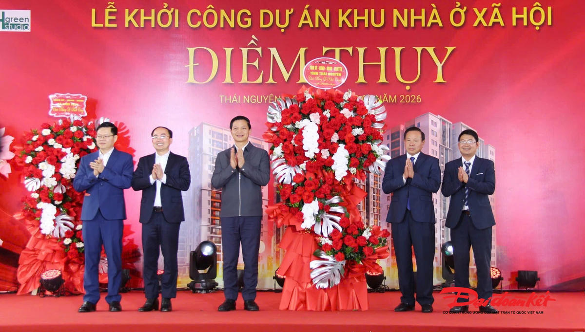 Chủ tịch UBND tỉnh Thái Nguyên Vương Quốc Tuấn, Chủ tịch HĐNĐ tỉnh Nguyễn Thanh Bình và Chủ tịch Ủy ban MTTQ Việt Nam tỉnh Thái Nguyên Đinh Quang Tuyên tặng hoa chúc mừng doanh nghiệp. Ảnh: Anh Toán.