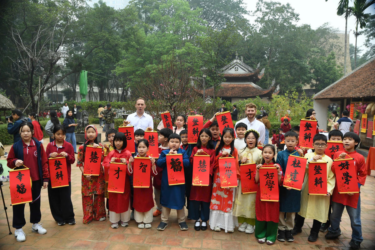 Không chỉ những người lớn tuổi mà nhiều thiếu nhi cũng hào hứng tham gia hoạt động xin chữ. 	Ảnh: P. Sỹ