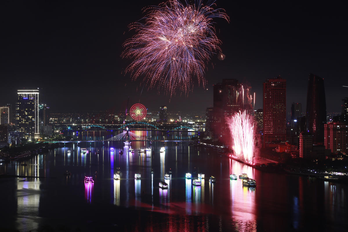 Lễ hội pháo hoa quốc tế Đà Nẵng trên sông Hàn. Ảnh: Nguyễn Tú.